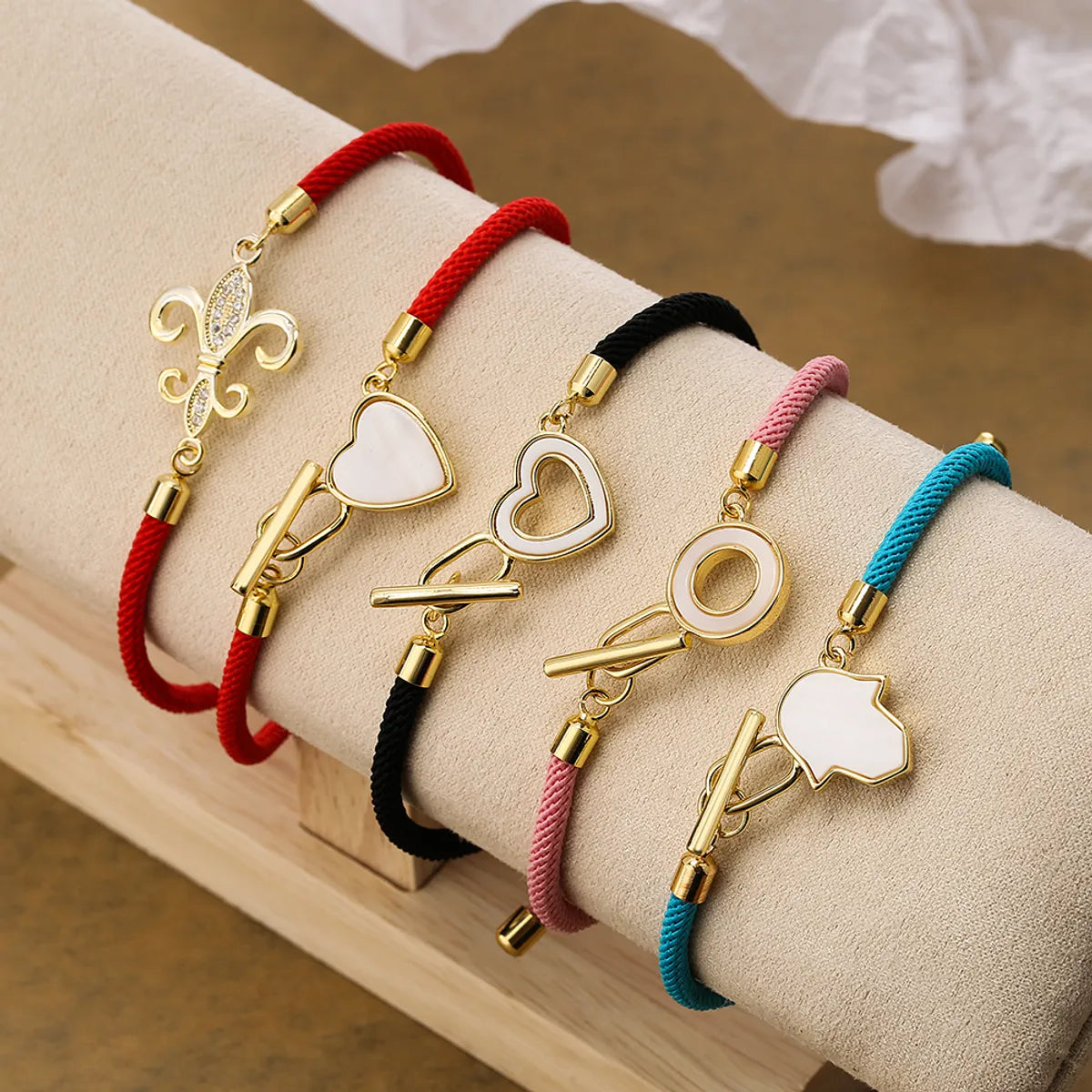 women's bracelets with pearl details -Simple Style Round Palm Heart Shape Rope Copper Plating Inlay Shell 18k Gold Plated Women's Bracelets